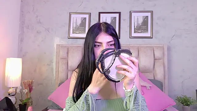 IsabellaRossi online show from May 18, 2026, 6:12 pm