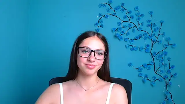 KissMeJulia online show from June 19, 2026, 11:27 am