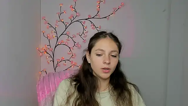 KissMeJulia online show from June 17, 2026, 11:20 am