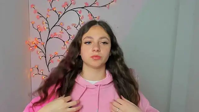 KissMeJulia online show from April 5, 2026, 5:03 am