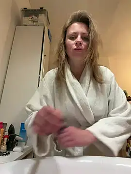 Snapshot of Frenchgirl45 chatting on February 28, 2026, 7:35 pm Frenchgirl45 online show from February 28, 2026, 7:35 pm