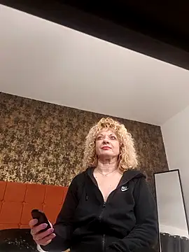 LaireeFelini online show from February 18, 2026, 7:54 pm