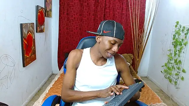 Snapshot of milo018 chatting on July 1, 2026, 7:52 am milo018 online show from July 1, 2026, 7:52 am