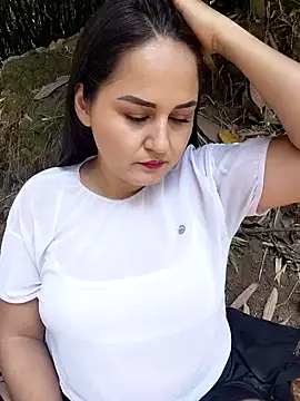 yissela92 online show from February 20, 2026, 6:21 pm