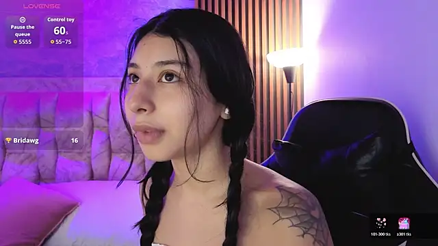 chloe bluee  online show from April 18, 2026, 11:12 am