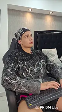 NewYoungHot online show from April 8, 2026, 8:32 pm