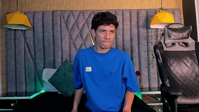 Snapshot of LeoFeniix chatting on February 25, 2026, 3:40 am LeoFeniix online show from February 25, 2026, 3:40 am