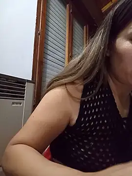 Snapshot of CamiliLuna chatting on June 11, 2026, 5:04 am CamiliLuna online show from June 11, 2026, 5:04 am
