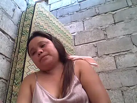 sweetlyn31 online show from April 15, 2026, 5:35 am