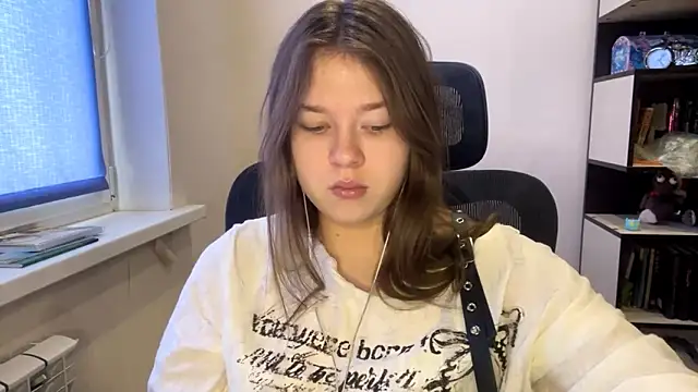 Snapshot of TomikoPfau chatting on March 2, 2026, 7:37 am TomikoPfau online show from March 2, 2026, 7:37 am