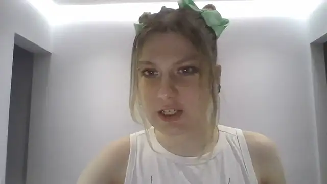 Foxy Bright online show from March 10, 2026, 7:29 pm