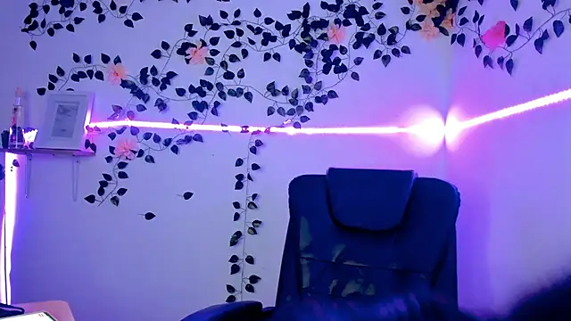 jaulyn 18 online show from April 18, 2026, 3:47 pm