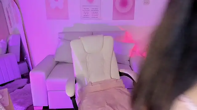 Emiii cute online show from March 16, 2026, 8:44 pm