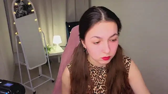 Snapshot of BellaThery chatting on March 1, 2026, 5:07 am BellaThery online show from March 1, 2026, 5:07 am