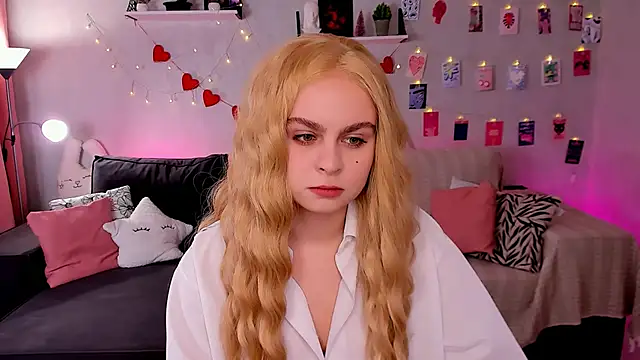 Snapshot of VivienAllen chatting on February 22, 2026, 9:11 am VivienAllen online show from February 22, 2026, 9:11 am