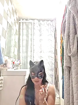 halii21 online show from April 13, 2026, 11:42 pm