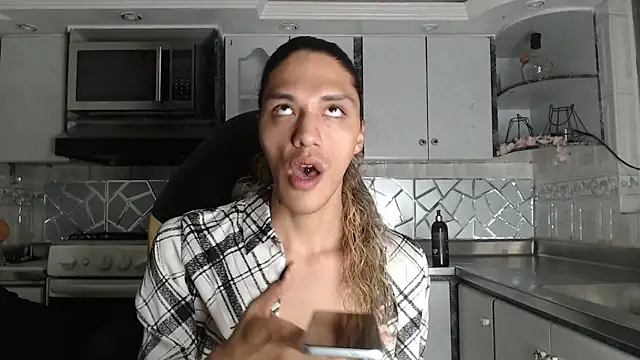 CrisOzzz online show from April 8, 2026, 11:39 pm