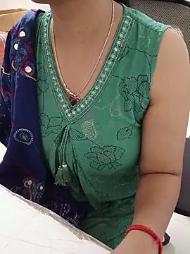 Queenlipx online show from April 21, 2026, 6:20 am