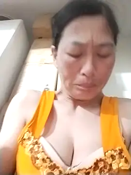 lris-Beauty77 online show from April 13, 2026, 9:52 pm