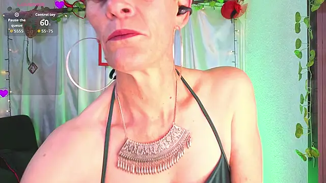 Snapshot of LeanaMaturee chatting on April 24, 2026, 1:02 pm LeanaMaturee online show from April 24, 2026, 1:02 pm
