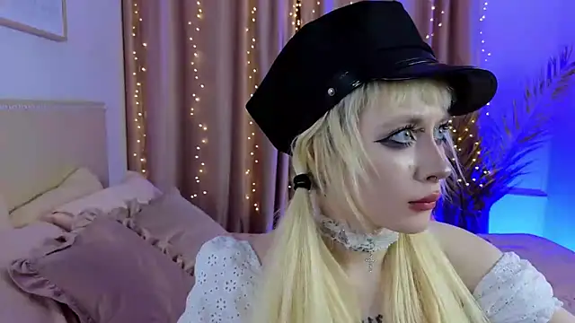 rraffaellka online show from April 10, 2026, 9:33 pm