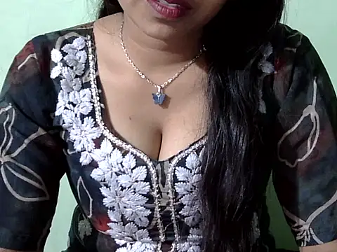 cute momo love online show from February 27, 2026, 7:52 am