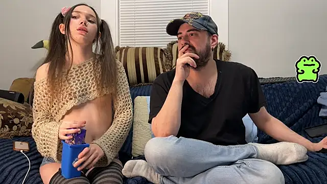 manicpixiedreamfrog online show from April 28, 2026, 1:48 am