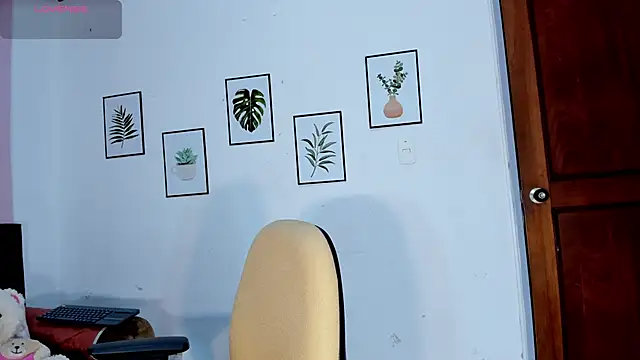 KimTaylorW online show from April 7, 2026, 12:45 am