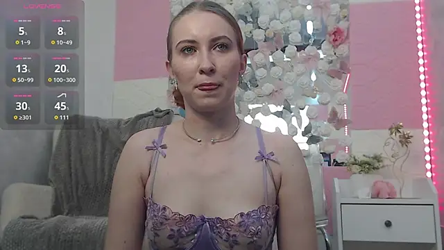 EmberLuna  online show from June 3, 2026, 6:36 am