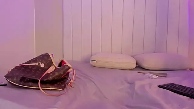 sophia walkett  online show from March 25, 2026, 1:54 pm