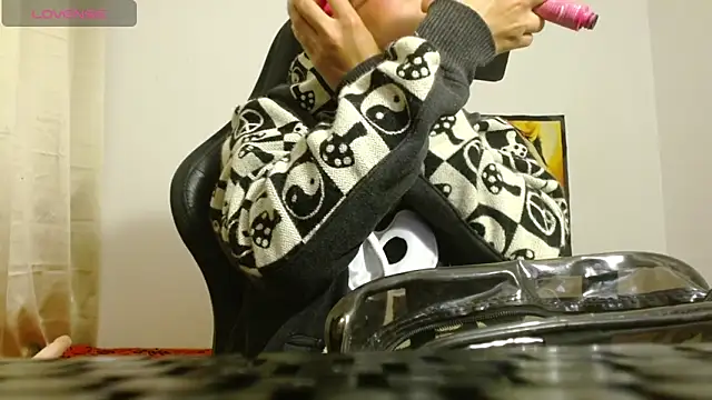 Divinejewel69 online show from April 13, 2026, 8:18 am