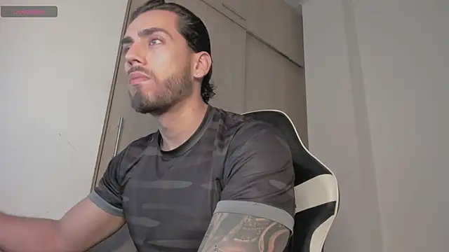 Snapshot of Axel__Blaze chatting on April 28, 2026, 12:31 pm Axel Blaze online show from April 28, 2026, 12:31 pm