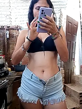 Snapshot of yuliitza4 chatting on April 24, 2026, 2:08 pm yuliitza4 online show from April 24, 2026, 2:08 pm