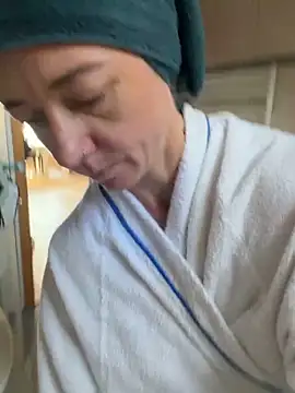 Snapshot of FitAnna chatting on March 3, 2026, 9:05 am FitAnna online show from March 3, 2026, 9:05 am