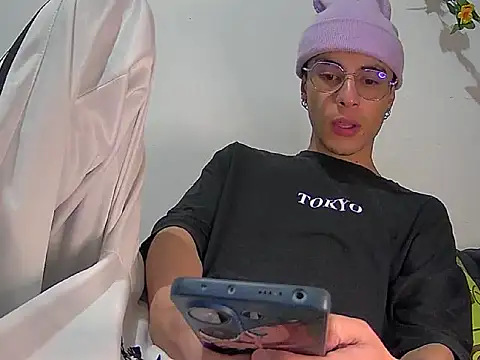 Snapshot of militoveruss2 chatting on March 3, 2026, 10:33 am militoveruss2 online show from March 3, 2026, 10:33 am