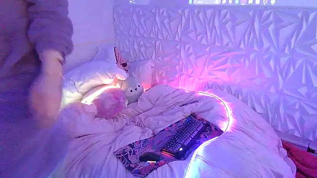 Snapshot of Moongirl117 chatting on March 3, 2026, 5:25 am Moongirl117 online show from March 3, 2026, 5:25 am