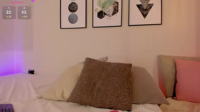 ariavelvet  online show from April 19, 2026, 3:18 am