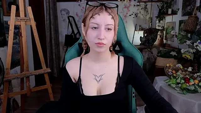 EffieMeowley online show from March 27, 2026, 4:54 am