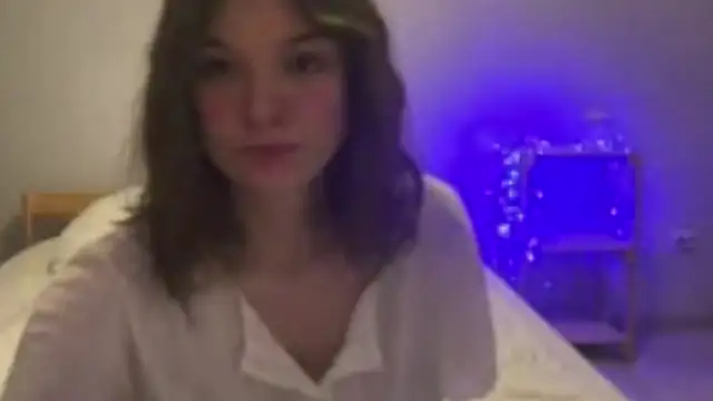 AliveCute online show from April 14, 2026, 6:57 pm