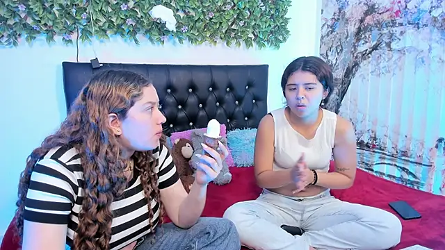 valeria and zoe online show from May 1, 2026, 6:35 pm
