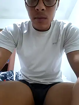 Snapshot of SweetMig chatting on February 28, 2026, 4:12 am SweetMig online show from February 28, 2026, 4:12 am