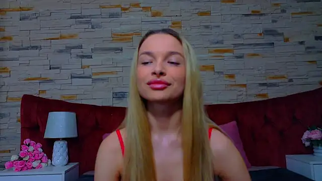 LannaSkyy online show from April 18, 2026, 7:18 pm