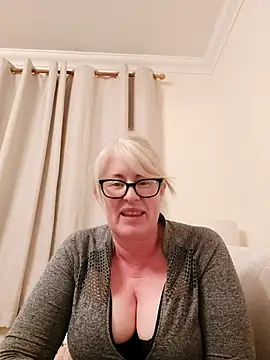 FlirtyFleur-x online show from April 12, 2026, 9:29 pm