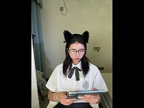 Y--F--LOVE online show from April 3, 2026, 2:45 pm