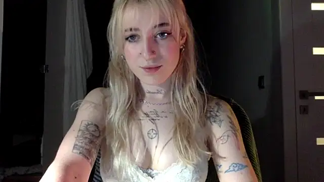 Snapshot of EmmyWet chatting on April 29, 2026, 8:15 pm EmmyWet online show from April 29, 2026, 8:15 pm