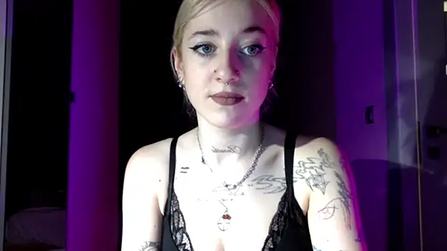 Snapshot of EmmyWet chatting on April 10, 2026, 7:21 pm EmmyWet online show from April 10, 2026, 7:21 pm
