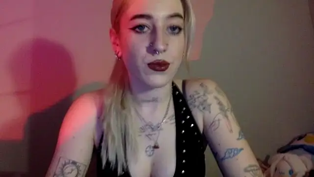 Snapshot of EmmyWet chatting on April 15, 2026, 7:29 pm EmmyWet online show from April 15, 2026, 7:29 pm