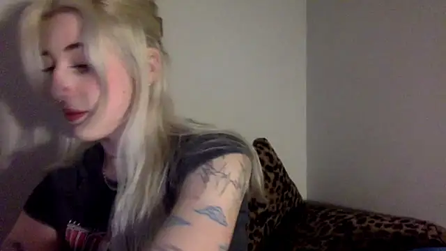 Snapshot of EmmyWet chatting on March 10, 2026, 7:29 pm EmmyWet online show from March 10, 2026, 7:29 pm
