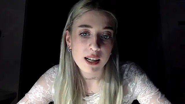 Snapshot of EmmyWet chatting on March 3, 2026, 6:37 pm EmmyWet online show from March 3, 2026, 6:37 pm