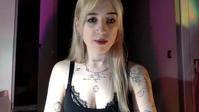 Snapshot of EmmyWet chatting on April 28, 2026, 5:28 pm EmmyWet online show from April 28, 2026, 5:28 pm